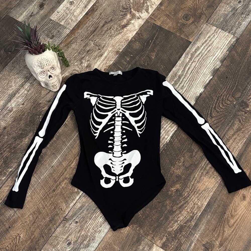 Woman’s skeleton bodysuit ☠️ 🎃
